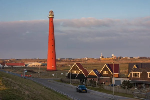 Hollanda 'nın Huisduinen köyünde gün batımına kadar Lange Jaap adlı Kızıl Deniz Feneri manzarası
