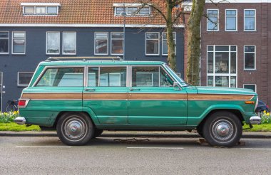 Haarlem, Kuzey Hollanda, Hollanda, 20.03.2022, klasik Jeep Wagoneer 1976 'nın yeşil renkli yan görüntüsü