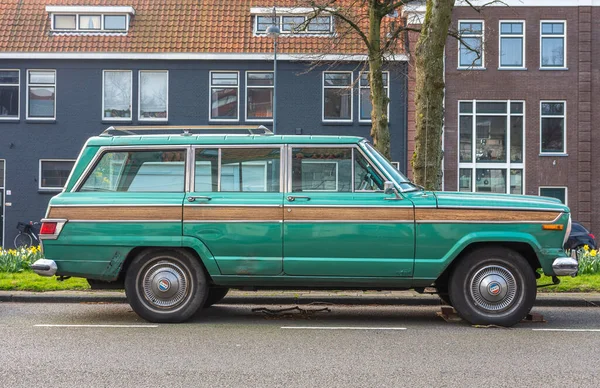 Haarlem Nord Holland Nederland 2022 Side View Classical Jeep Wagoneer – stockfoto