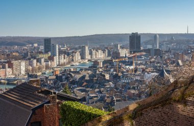 Ünlü Montagne De Bueren merdiveninin tepesinden Liege 'in görüntüsü.