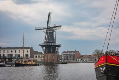 Hollanda 'nın Haarlem kentindeki Spaarne nehrinde tarihi yel değirmeni De Adriaan