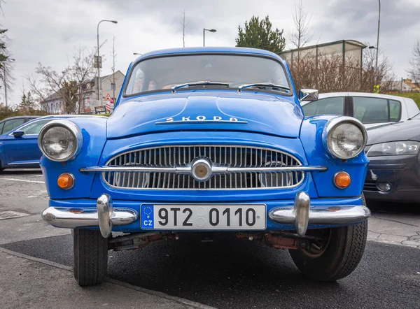 ブルンタル チェコ共和国 2022 青い色でヴィンテージシュコダ オクタビア車のフロントビュー 年に生産されました1959 1971 — ストック写真