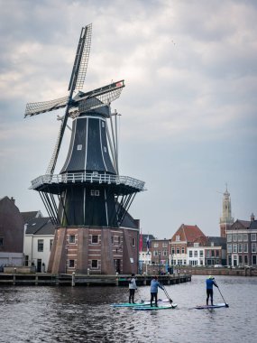 Haarlem, Kuzey Hollanda, Hollanda, 20.03.2022, İnsanlar Haarlem kanallarında kürek çekiyorlar,