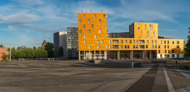 Breda, Kuzey Brabant, Hollanda, 17.05.2022, Breda yakınlarındaki Chasse gezinti alanındaki modern dairelerin panoramatik manzarası. 