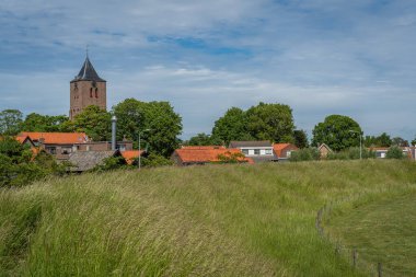 Hollanda 'nın Oost Souburg kasabasındaki kilise, Zeeland vilayeti, 9. yüzyıla dayanan antik dairesel duvardan görüldü. 