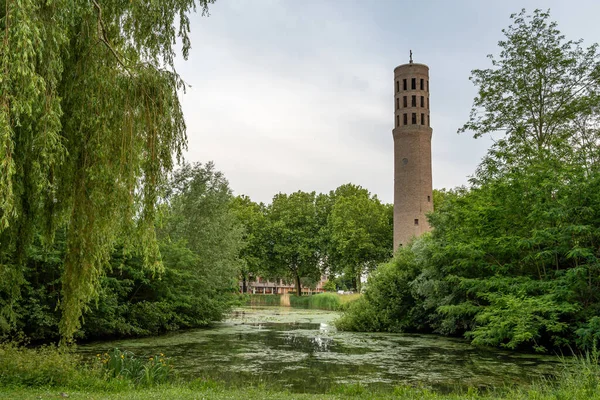 Hollanda 'nın Breda kentindeki Brabantpark bölgesindeki eski kilisenin kulesi.