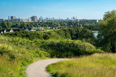 Rotterdam 'ın silueti, şehrin kuzeyinde yapay bir tepe olan Luhrs gözlem noktasından görüldü.