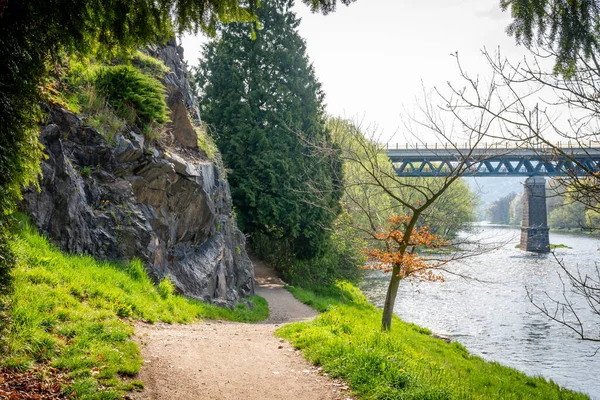 Szlak Parku Zamkowym Klastercu Nad Ohri Widokiem Rzekę Ohre — Zdjęcie stockowe