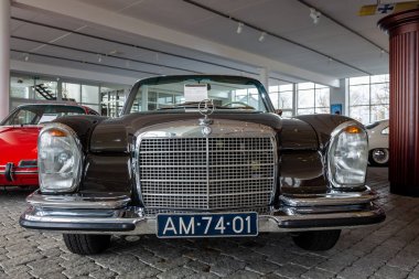Brummen, Gelderland Vilayeti, Hollanda, 21.03.2022, 1971 yılından Mercedes Benz 280 SE