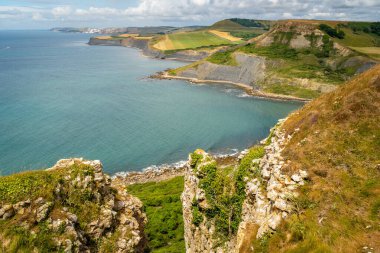 Swanage yakınlarındaki Güney Batı Sahil Yolu, uçurumlardan görünen Dorset kıyı şeridi