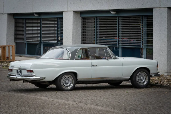 Amsterdam Netherlands 2022 Side View Classic Mercedes Benz W111 220 — Fotografie, imagine de stoc