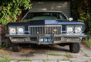 Halfweg, Kuzey Hollanda, Hollanda, 11.09.2022, 1972 model lüks bir Buick Riviera 'nın ön görüntüsü.