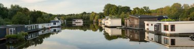 Haarlemmermeer belediyesinin bir parçası olan Hollanda köyü Halfweg, yüzen evlerin panoramatik manzarası
