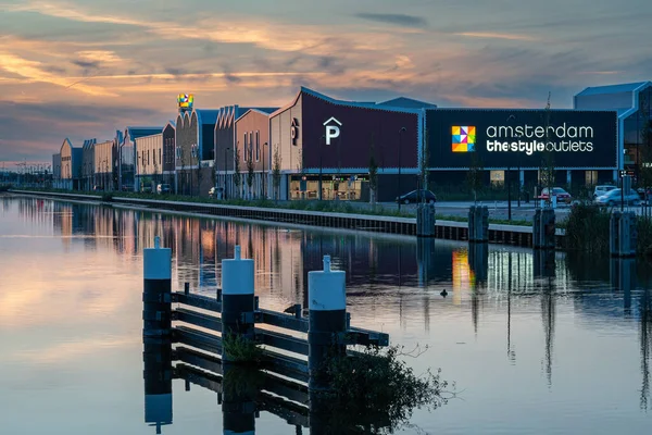 Halfweg Noord Holland Nederland 2022 Outlet Winkelcentrum Halfweg Bij Zonsondergang — Stockfoto
