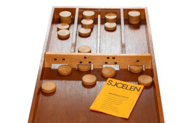 Amsterdam, Hollanda, 09.09.2022, Hollanda masa karıştırma oyunu Sjoelen adlı oyun kuralları kitapçığı, seçici odaklanma