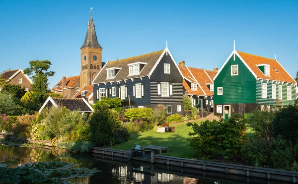 Nederlands Toeristisch Dorp Marken Uitzicht Kerktoren Houten Huizen Langs Gracht — Stockfoto
