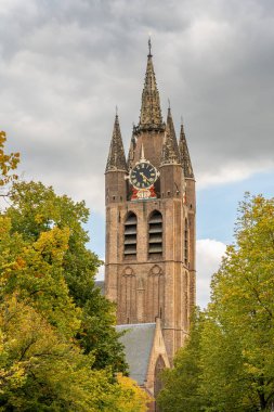Hollanda, Delft 'teki Oude Kerk kilisesinin kulesi.