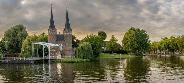 Panoramatický Pohled Středověkou Městskou Bránu Oostpoort Podél Kanálu Při Západu — Stock fotografie