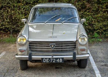 Amsterdam, Hollanda, 29.09.2022, 1968 'den kalma Bej renkli Peugeot 404' ün ön görüntüsü