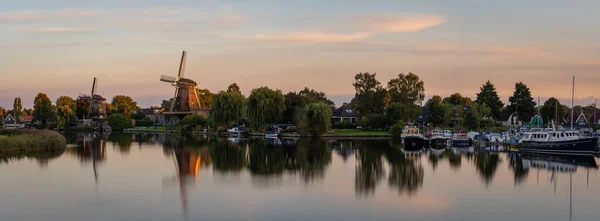 Panorama Weesp Widok Historyczne Wiatraki Wzdłuż Rzeki Vecht Wieczorem — Zdjęcie stockowe