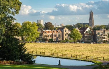 Arnhem 'in Skyline' ı, Gelderland ili, Hollanda. St. Eusebius Kulesi Kilisesi. Park Sonsbeek ön planda.