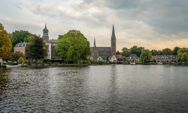 Nederländska Staden Ouderkerk Aan Amstel Över Kyrkan Stranden Floden Amstel — Stockfoto