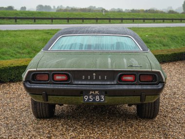 Brummen, Gelderland Eyaleti, Hollanda, 15.10.2022, 1972 tarihli klasik Dodge Challenger 'ın ilk kuşağının arka görüntüsü.