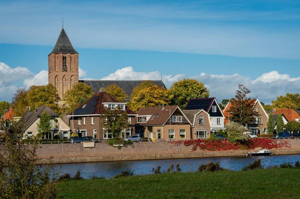 Overijssel Ilindeki Dalfsen Köyü Vecht Nehrinin Kıyısındaki Kilisenin Manzarası — Stok fotoğraf