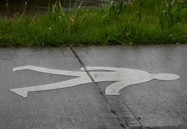 Κολλητή Φιγούρα Περπατάει Ζωγραφισμένη Στο Πεζοδρόμιο Πεζοί — Φωτογραφία Αρχείου