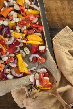 Bir kaşık dolusu taze gnocchi ve sebze..