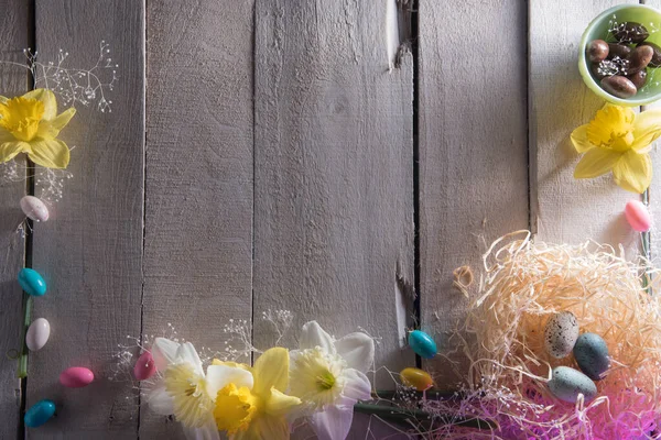 Wiosenne Tło Świąteczne Kolorowymi Cukierkami Świeżymi Kwiatami Jajkami Robina Białym — Zdjęcie stockowe