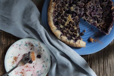 Çataldaki yaban mersinli turtanın son lokması..