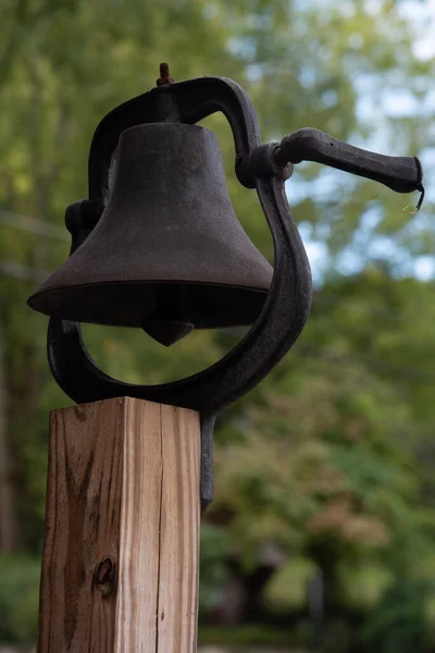 Старый Черный Чугунный Колокол Деревянном Столбе — стоковое фото