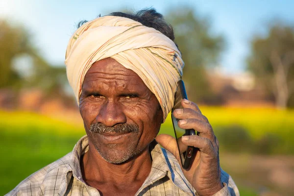 TIKAMGARH, MADHYA PRADESH, Hindistan - 23 Temmuz 2021: Tarım tarlasında duran Hintli çiftçi.