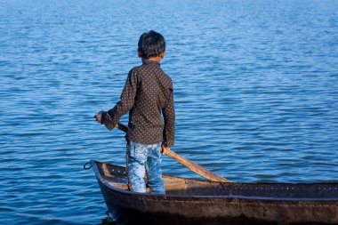 TIKAMGARH, MADHYA PRADESH, İNDİYA - HAZİRAN 05, 2022: nehirde gezen Hintli çocuk.