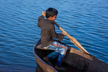 TIKAMGARH, MADHYA PRADESH, İNDİYA - HAZİRAN 05, 2022: nehirde gezen Hintli çocuk.