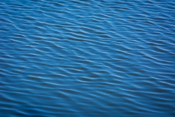 Niebieskie Dźwięki Fale Wodne Powierzchnia Jako Tło — Zdjęcie stockowe