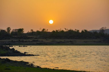 Gölün üzerinde dramatik gün batımı