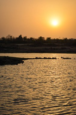 Gölün üzerinde dramatik gün batımı