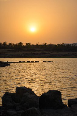 Gölün üzerinde dramatik gün batımı