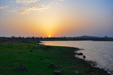 Gölün üzerinde dramatik gün batımı