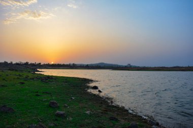 Gölün üzerinde dramatik gün batımı