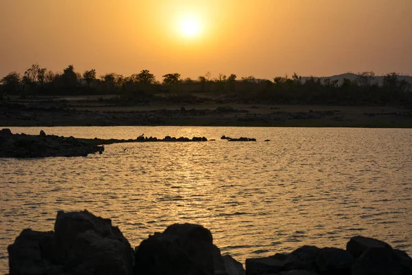 Gölün üzerinde dramatik gün batımı