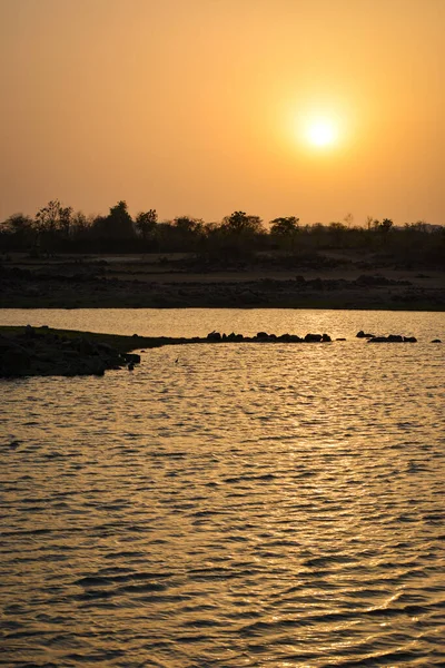 Gölün üzerinde dramatik gün batımı