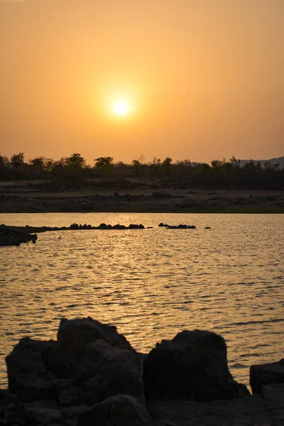 Gölün üzerinde dramatik gün batımı