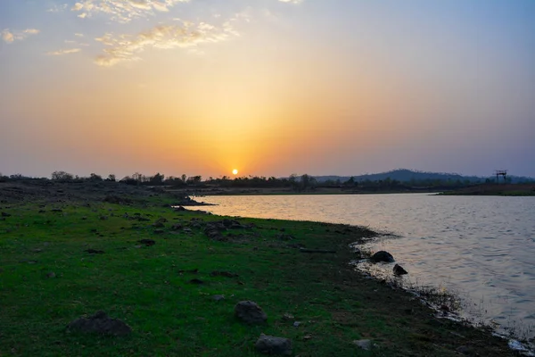 Gölün üzerinde dramatik gün batımı