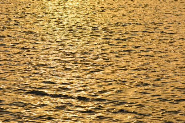 günbatımı zamanı yüzey su resmi