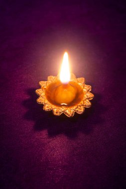 Mutlu Diwali 'ler - Diwali kutlamalarında yanan Clay diya lambası