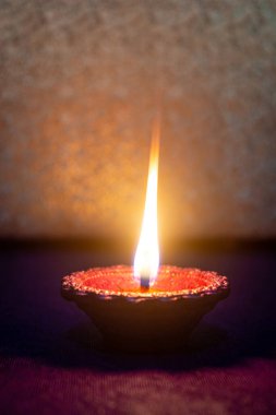 Mutlu Diwali 'ler - Diwali kutlamalarında yanan Clay diya lambası