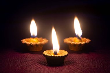 Diwali kutlaması sırasında Clay diya lambaları yandı. Hint festivali diwali